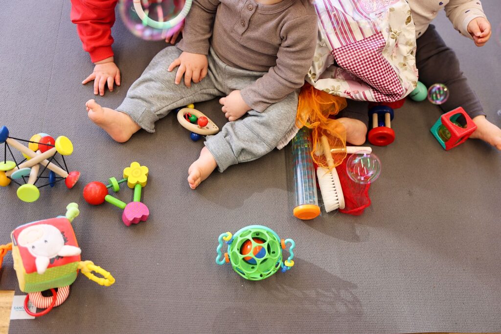 Frühkindliche Förderung: Kinder spielen gemeinsam im Bonni mit vielfältigen haptischen Spielmaterialien.