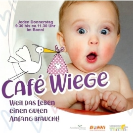 Plakat mit staunendem Baby, Storch-Illustration und dem Schriftzug „Café Wiege – Weil das Leben einen guten Anfang braucht!“.