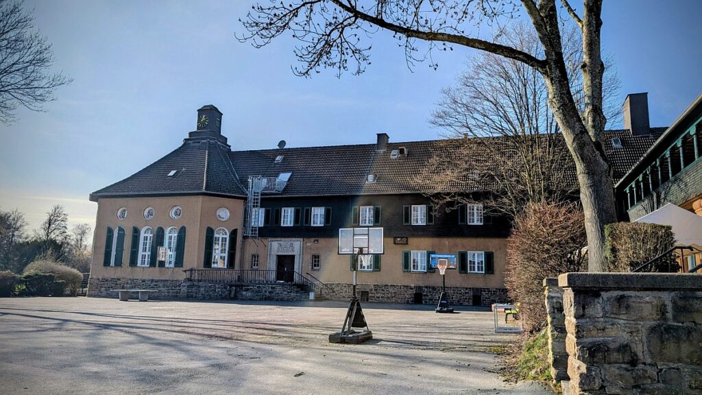 FunkeStiftungHof mit Basketballständern