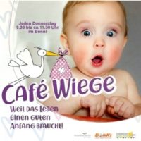 Plakat mit staunendem Baby, Storch-Illustration und dem Schriftzug &bdquo;Caf&eacute; Wiege &ndash; Weil das Leben einen guten Anfang braucht!&ldquo;.